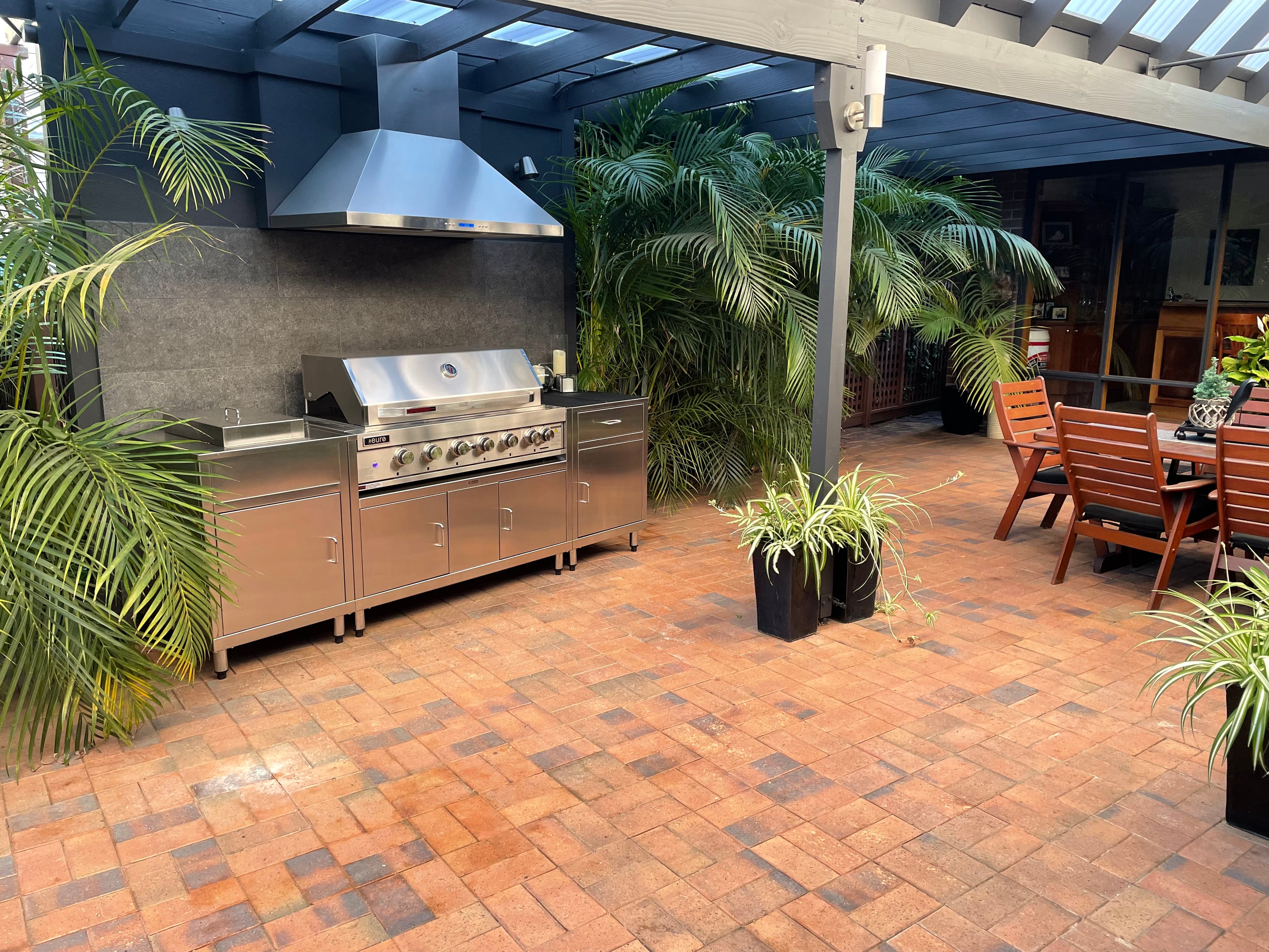 Stainless steel outdoor kitchen with 6 burner BBQ and side burner